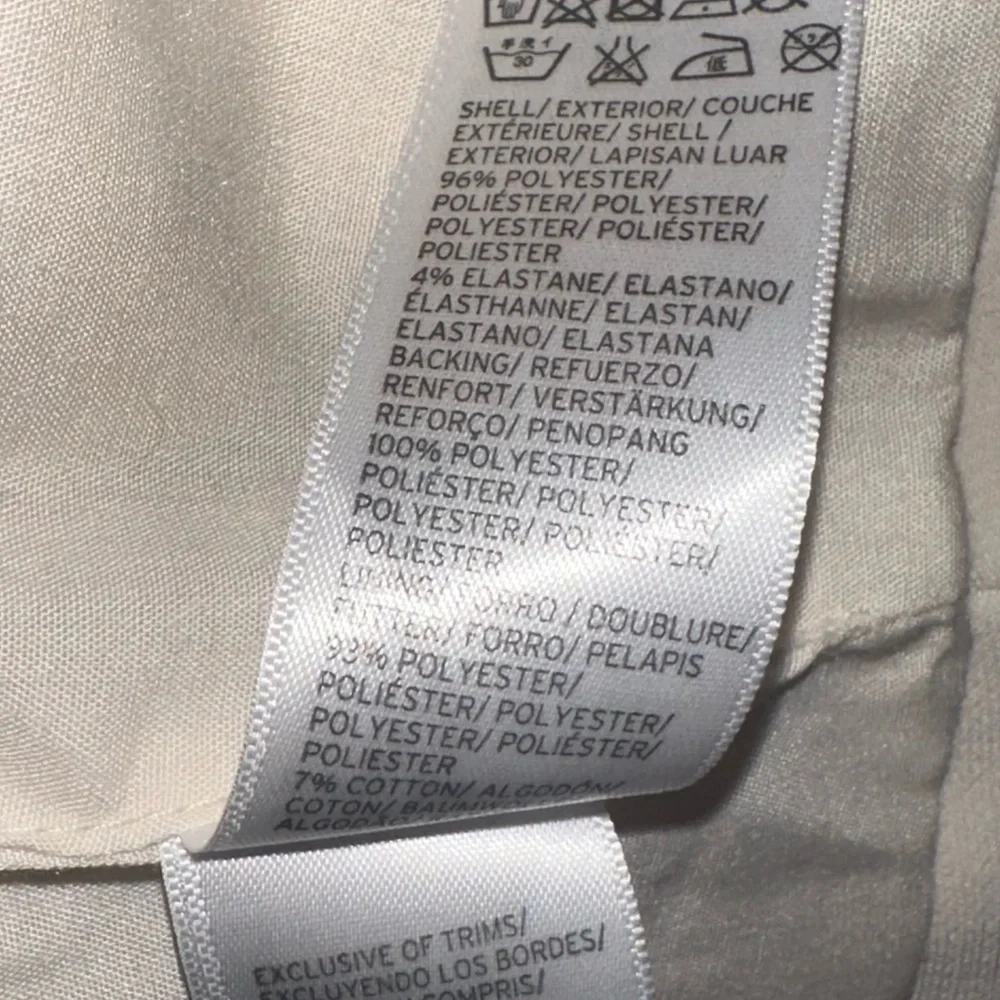 Topshop Cream Structured Crop
Top with Silver Eyelet Detailing Size 6 Like New! - Picture 9 of 9